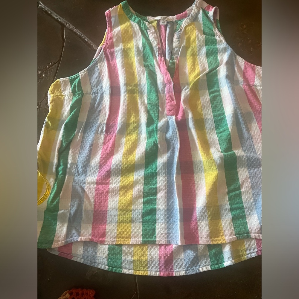 Crown and Ivy sleeveless tunic.  Size 3X soft seersucker fabric. Like new.
